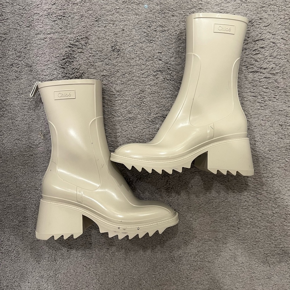 【Chloe】Betty Boots Nomad Beige Chloé Betty Rain Boot in Nomad beige | Chloé IN
